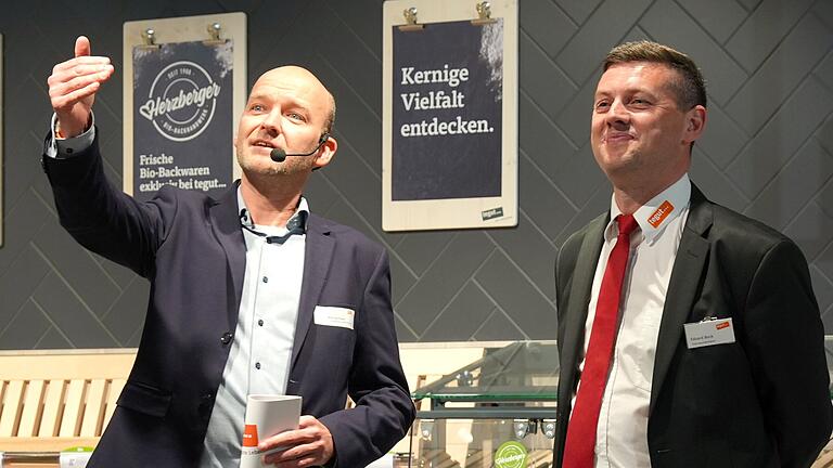 Filialgeschäftsführer Eduard Bock (rechts) konnte gleichzeitig mit dem Tag der Eröffnung des neuen Markts seinen Geburtstag feiern; im Bild mit Tegut-Kommunikationsleiter Matthias Pusch.