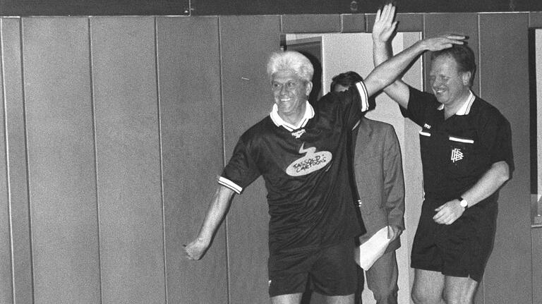 Vor dem Spiel waren Werner Lorant (links) und Schiedsrichter Hans Werner noch bester Laune. Als später Lorant nicht nach der Pfeife des Unparteiischen tanzen wollte, sah er die rote Karte. Es war eine ungeplante Showeinlage im Einlagespiel.