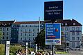 Das AfD-Wahlkplakat - direkt unter dem Hinweisschild auf den DenkOrt Deportationen am Mittwochabend am Bahnhofsvorplatz in Würzburg.