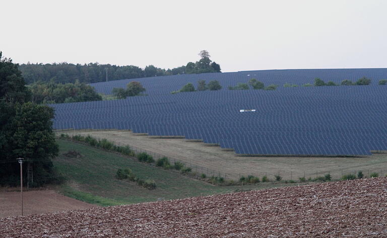 Dieser Solarpark bei Hebendorf mit 45 Hektar besteht schon seit 10 Jahren, für eine weitere mit 42 Hektar kam nun das Aus. Dieser Solarpark bei Hebendorf mit 45 Hektar besteht schon seit 10 Jahren, für eine weitere mit 42 Hektar kam nun das Aus.