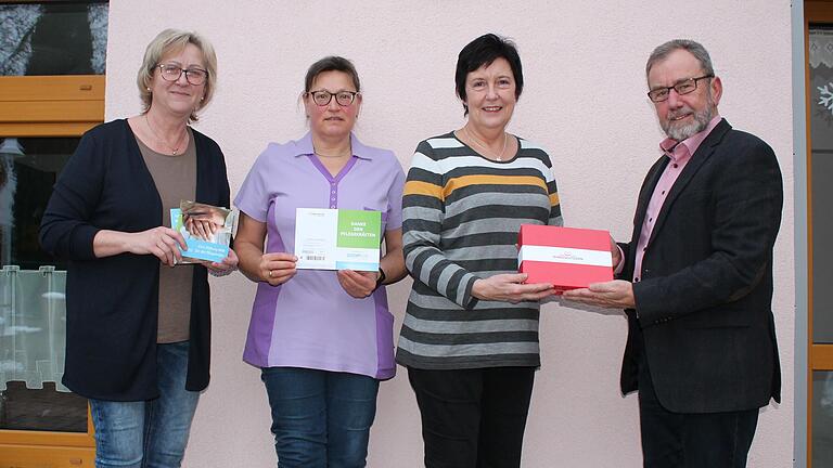 Aus den Händen von Winfried Wiendl, dem Gründer der  Pflegedank-Stiftung, nahmen stellvertretend Erika Jünger, Petra Thein und Christine Deininger die Gutscheine entgegen (von links).