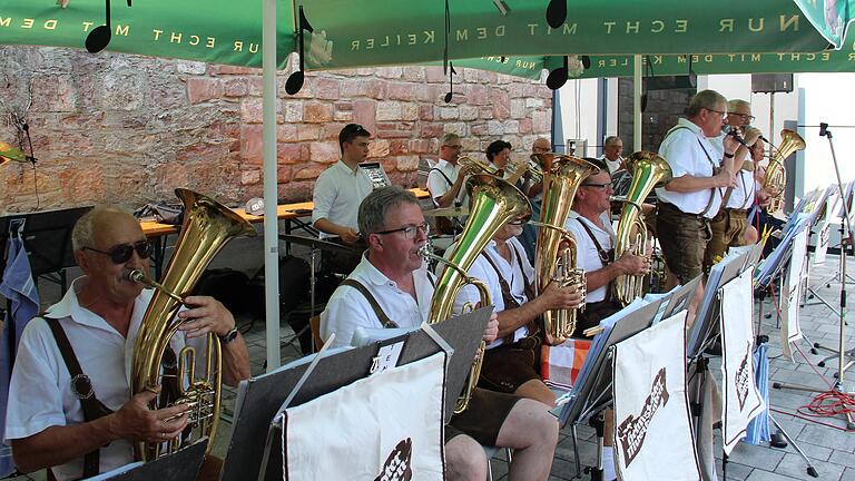 Die Helmstadter Musikanten erfreuten ihre Gäste mit Böhmischer Blasmusik und Gesang.