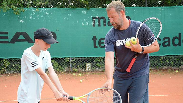 Der Schweinfurter Tennistrainer Erasmus Ertel bei einer Übungseinheit mit dem zehnjährigen Sälzer Lokalmatadoren Benedikt Albert. Der Schweinfurter Tennistrainer Erasmus Ertel bei einer Übungseinheit mit dem zehnjährigen Sälzer Lokalmatadoren Benedikt Albert.