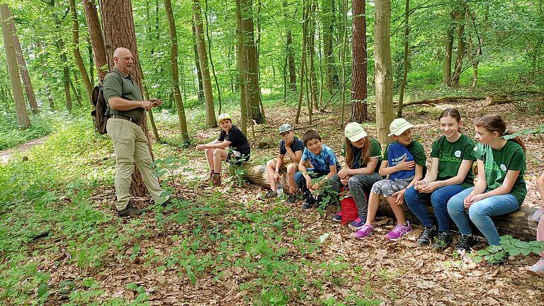 Die Minigärtner des FLSH Schloss Gaibach zusammen mit Förster Michael Grimm im Volkacher Wald.