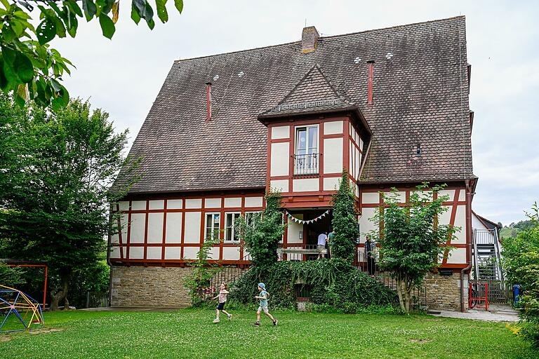 Schönes Gebäude, großer Garten: Seit über 30 Jahren wird das Haus im Frau-Holle-Weg zu günstigen Konditionen von der Stadt Würzburg gemietet. Schönes Gebäude, großer Garten: Seit über 30 Jahren wird das Haus im Frau-Holle-Weg zu günstigen Konditionen von der Stadt Würzburg gemietet.