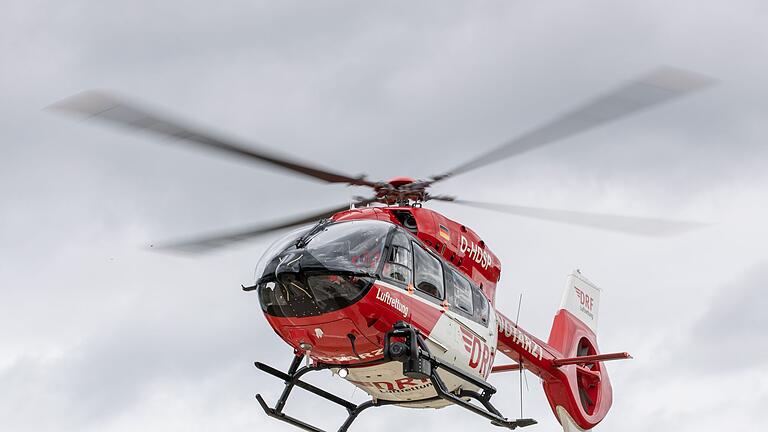 Rettungshubschrauber im Einsatz       -  Ein Rettungshubschrauber brachte eine mittelschwer verletzte Unfallbeteiligte ins Krankenhaus. (Symbolbild)