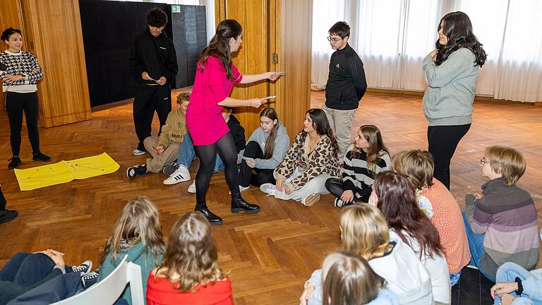 Was ist überhaupt die commedia dell'arte? Welche traditionellen Figuren gibt es und was macht sie aus? Im Workshop lernen die Schülerinnen und Schüler von Britta Glaser (Mitte) auch Grundsätzliches über die Gattung. Was ist überhaupt die commedia dell'arte? Welche traditionellen Figuren gibt es und was macht sie aus? Im Workshop lernen die Schülerinnen und Schüler von Britta Glaser (Mitte) auch Grundsätzliches über die Gattung.