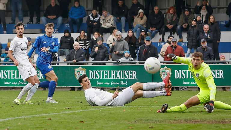 Fabio Hock (Zweiter von links) und die Karlburger (von links) Fabio Tudor, Max Lambrecht und Torhüter Linus Eiselein schauen Hocks Schuss hinterher. Der Ball geht am Tor vorbei. Fabio Hock (Zweiter von links) und die Karlburger (von links) Fabio Tudor, Max Lambrecht und Torhüter Linus Eiselein schauen Hocks Schuss hinterher. Der Ball geht am Tor vorbei.