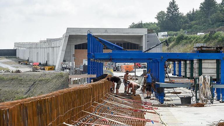 Die Endkappen der nördlichen Fahrbahn der neuen A3-Brücke bei Heidingsfeld werden derzeit gegossen. Zuvor werden die Bewehrungseisen für den Stahlbeton angebracht.