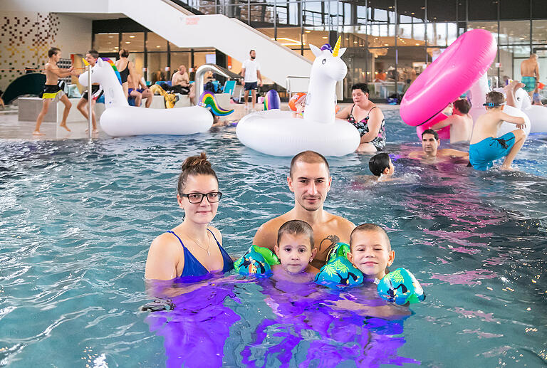 Zahlreiche Familien nutzten den Eröffnungstag, um das neue alte Schwimmbad zu erkunden.