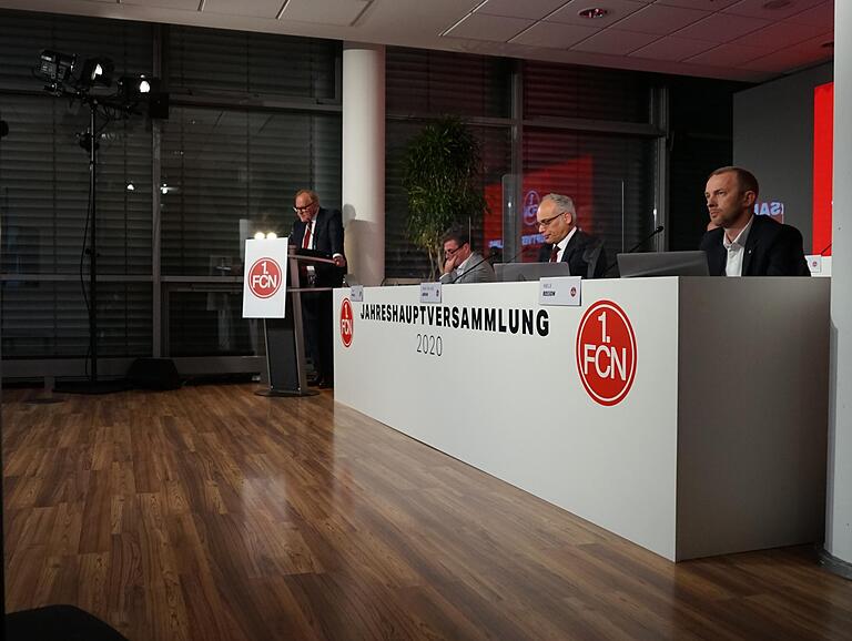 In der Geschäftsstelle des 1. FC Nürnberg hielten sich die Vorstände und der bisherige Aufsichtsrat bei der virtuellen Mitgliederversammlung auf. Draußen sahen bis zu 4000 Mitglieder zu. In der Geschäftsstelle des 1. FC Nürnberg hielten sich die Vorstände und der bisherige Aufsichtsrat bei der virtuellen Mitgliederversammlung auf. Draußen sahen bis zu 4000 Mitglieder zu.