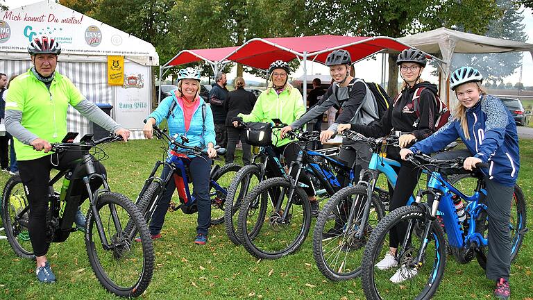 Der Fahrradtag macht Spaß, wie diese Aufnahme mit den Familien Crestani und Schemmel von 2021 deutlich macht.&nbsp;