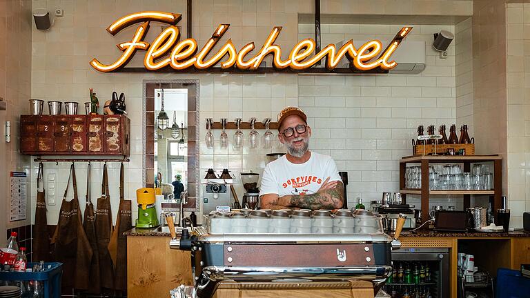 Ein Bild, welches bald der Vergangenheit angehört: Mike Mangold in seiner 'Fleischerei' in Schweinfurt. Nach fünf Jahren Fleischerei macht der Schweinfurter einen Neuanfang auf Mallorca.&nbsp;