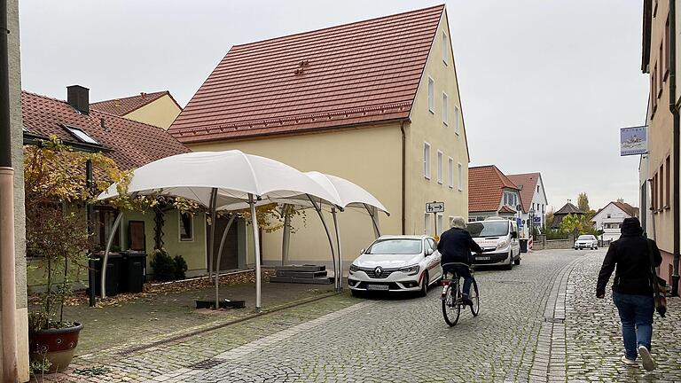 Nachher: Das Restaurant Schoppenhäusle ist geschlossen. An der Stelle des früheren Wirtschaftsgebäudes des Weinguts Erhard ist ein Mehrfamilienhaus mit sechs Wohnungen und Garage im Erdgeschoss entstanden.