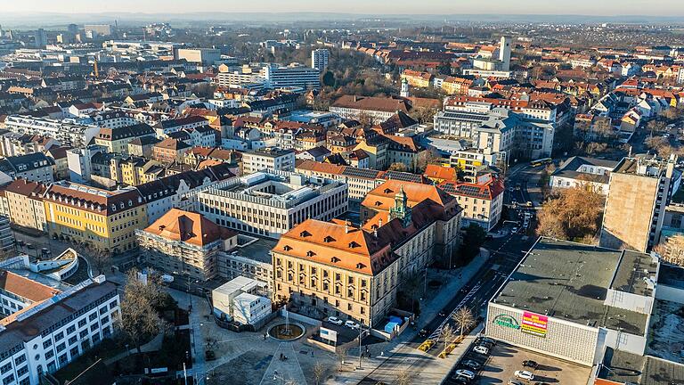 Der Neubau des Justizzentrums in Schweinfurt stellt die derzeit zweitgrößte Baustelle der bayerischen Justiz dar. 67 Millionen Euro fließen in die Baumaßnahmen am Schillerplatz.