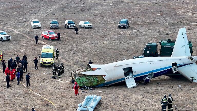 Passagierflugzeug stürzt in Kasachstan ab       -  Das Wrack der Embraer 190.