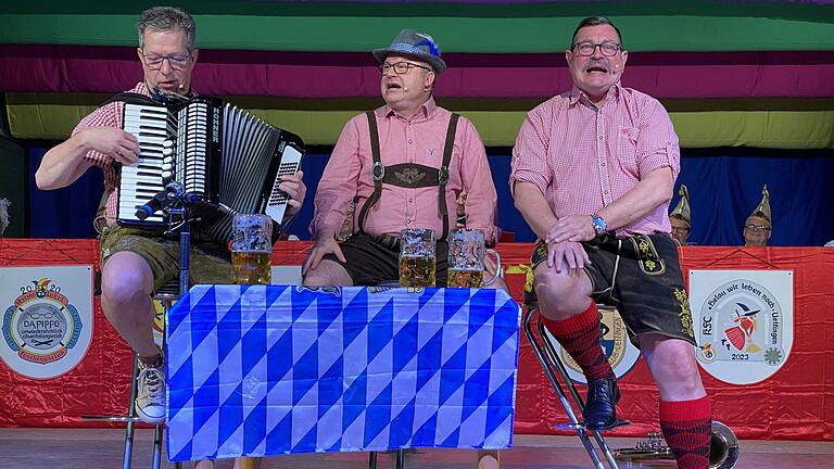 Einen wunderbaren Mix aus Musik, Gesang und Humor präsentierten Ralf Endres, Matthias Flohr und Norbert Weimer am Stammtisch - mit einer Maß Bier und so mancher Zungenakrobatik. Einen wunderbaren Mix aus Musik, Gesang und Humor präsentierten Ralf Endres, Matthias Flohr und Norbert Weimer am Stammtisch - mit einer Maß Bier und so mancher Zungenakrobatik.