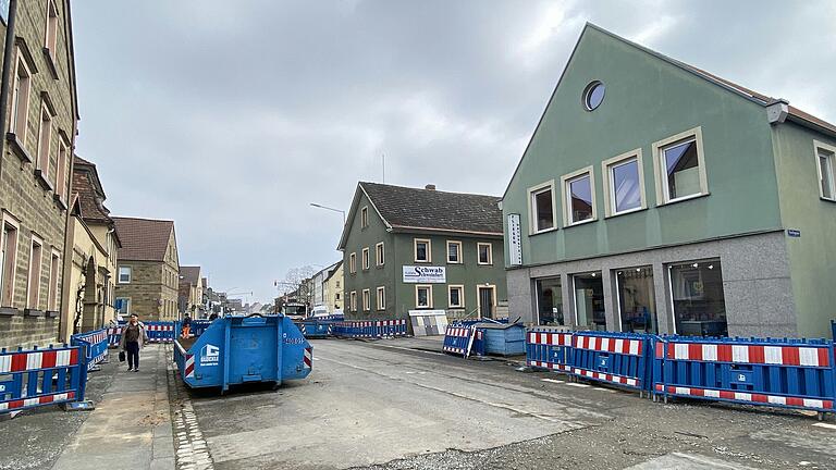 Kräftig gebaut wird derzeit in der Oberndorfer Hauptstraße, die bis Ende Juli 2025 komplett saniert sein soll. Kräftig gebaut wird derzeit in der Oberndorfer Hauptstraße, die bis Ende Juli 2025 komplett saniert sein soll.