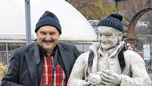 Detailgetreu: Wer ist wer, fragt man sich fast beim Anblick des Models (Ferdinand Heilgenthal) und der Statue.