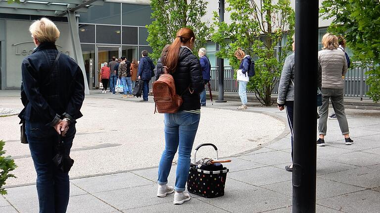 Sonntag, kurz nach 15 Uhr. Vor dem Besuch im Krankenhaus ist Warten auf die Registrierung angesagt.