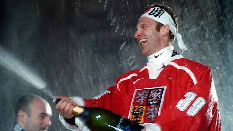 Jubel über die Goldmedaille: Eishockey-Torwartlegende Dominik Hasek, Martins Onkel, feiert bei den Olympischen Spiele in Nagano 1998. Jubel über die Goldmedaille: Eishockey-Torwartlegende Dominik Hasek, Martins Onkel, feiert bei den Olympischen Spiele in Nagano 1998.