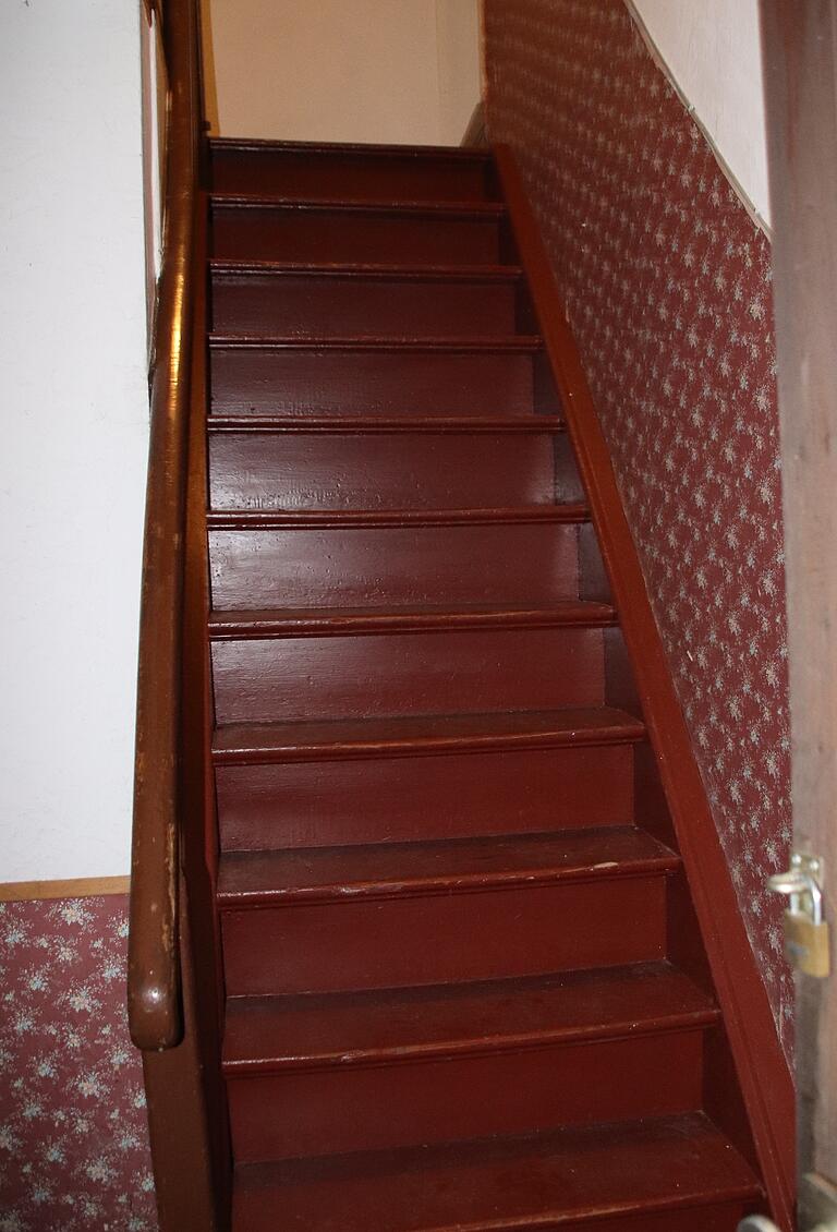 Die Treppe in die Wohnung im ersten Stock ist schmal und steil. Für ältere Menschen ist das oft ein unüberwindbares Hindernis. Die Treppe in die Wohnung im ersten Stock ist schmal und steil. Für ältere Menschen ist das oft ein unüberwindbares Hindernis.