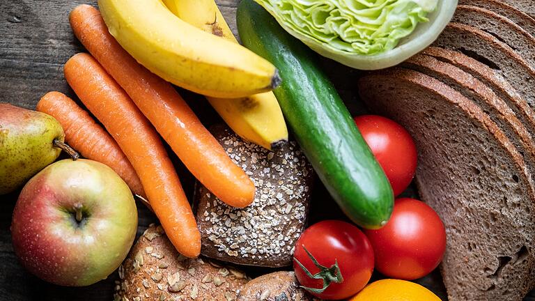 Für den Darm ist es besser, sich ballaststoffreich zu ernähren. Neben Getreide- und Vollkornprodukten gehört tägliches Obst und Gemüse dazu. Für den Darm ist es besser, sich ballaststoffreich zu ernähren. Neben Getreide- und Vollkornprodukten gehört tägliches Obst und Gemüse dazu.