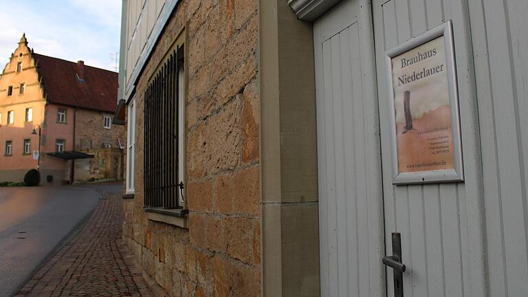 Das Brauhaus befindet sich im unteren Stock des Bürgerhauses in der Hauptstraße von Niederlauer.