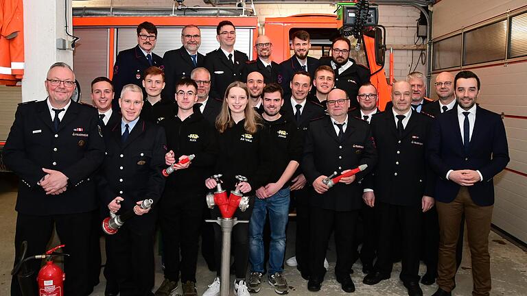 Groß ist die Unterstützung für den im Amt bestätigten Abteilungskommandanten Anton Kraus (links) durch Vorstand und Feuerwehrausschuss der Abteilung Gerchsheim der freiwilligen Feuerwehr. Zu den Gratulanten gehörten auch Bürgermeister Johannes Leibold (rechts) und Hauptkommandant Gerald Ebert (Vierter von rechts).