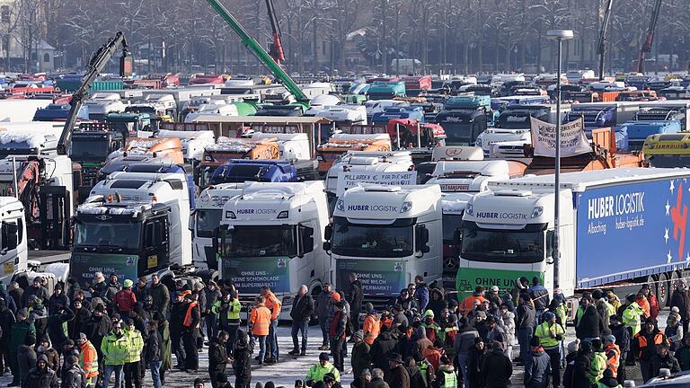 Protest der Spediteure - München.jpeg       -  Erst kürzlich haben die Spediteure auf der Theresienwiese in München gegen hohe Belastungen demonstriert.  Ihr Verbandschef kündigt weitere Proteste an.