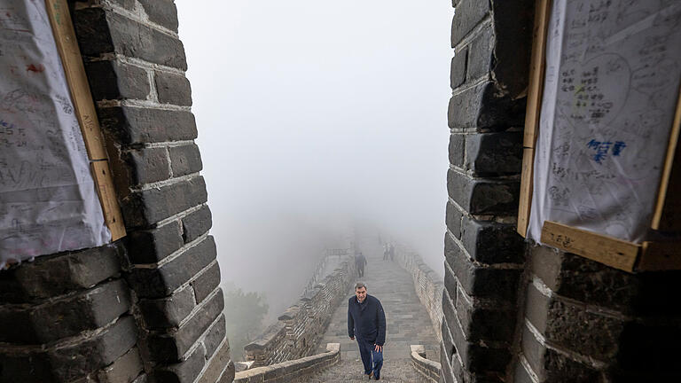 Bayerns Ministerpräsident Söder in China.jpeg       -  Bayerns Ministerpräsident Markus Söder besichtigt bei Peking ein Stück der Chinesischen Mauer. Dumm nur, dass dichter Nebel die Sicht versperrt.