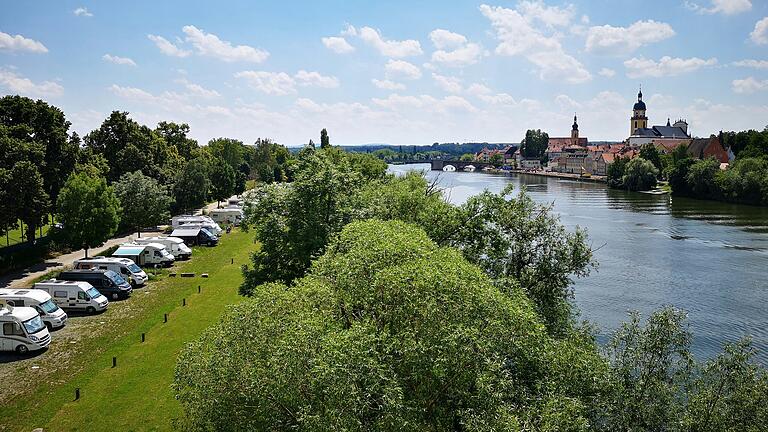 Viele Touristinnen und Touristen, die nach Kitzingen kommen, übernachten im Camper.