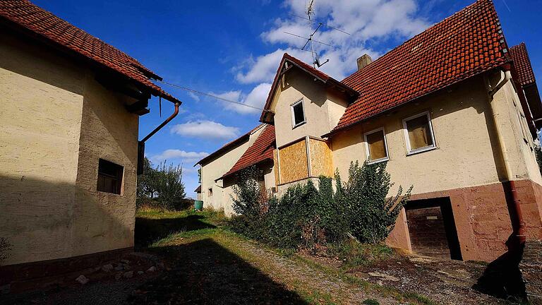 Umstehende Altgebäude am Rathausplatz sollen im Rahmen der Dorferneuerung weichen.  Foto: Gerd Schaar       -  Umstehende Altgebäude am Rathausplatz sollen im Rahmen der Dorferneuerung weichen.  Foto: Gerd Schaar