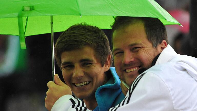 Damals in Diensten des VfL Bad Neustadt: Matthias Gerhardt (rechts), gemeinsam unterm Schirm mit dem Burgwallbacher Marcel Mölter.
