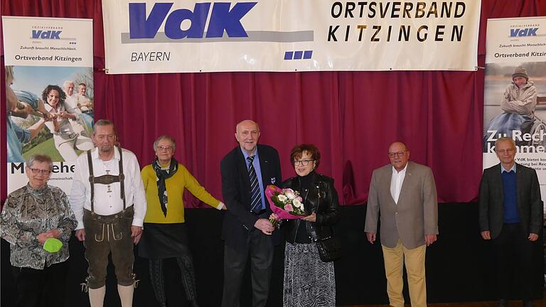 Führungswechsel beim VdK Kitzingen: Mit einem Blumenstrauß übergab der bisherige Vorsitzende Hartmut Stiller die Verantwortung an Elvira Kahnt (Bildmitte). Mit auf dem Bild (von links) Ingrid Gerber, Roman Pfeiler, Hella Schneider, Max Michelsen und Harald Meyer.