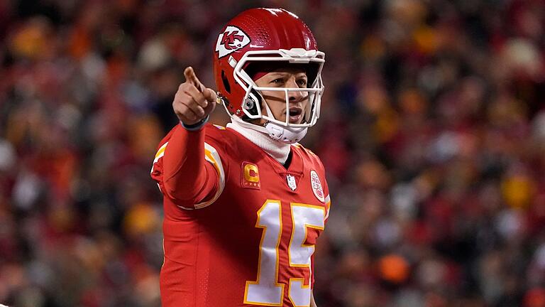Patrick Mahomes       -  Der Quarterback der Kansas City Chiefs, Patrick Mahomes, gibt seinen Teamkollegen auf dem Spielfeld ein Zeichen und führt sie in den Super Bowl.