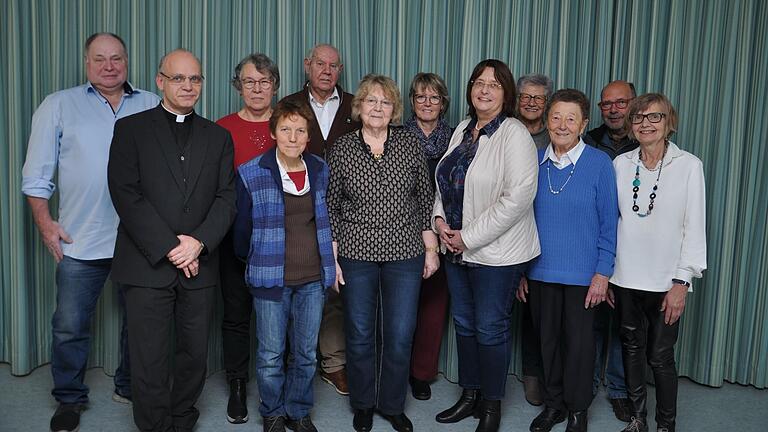 Das Bild zeigt die Verantwortlichen von Nächstendienst und Solicafé im Jubiläumsjahr (von links): Klaus Spies, Pfarrer Thomas Holler, Franziska Speck, Elisabeth Baumann, Bernhard Speck, Ruth Baumann, Elisabeth Heid, Christiane Schäffner, Gerda Eisenhauer, Anna Fünkner, Gerwald Baumann, Irmgard Lehmann