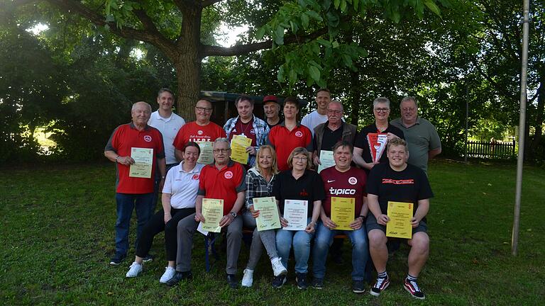 Die geehrten Mitglieder des FCN-Fanclubs 'Gerolzhofen 1979' zusammen mit Verantwortlichen und Ehrengästen. Die geehrten Mitglieder des FCN-Fanclubs 'Gerolzhofen 1979' zusammen mit Verantwortlichen und Ehrengästen.
