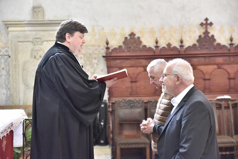 Als Besonderheit wurden in dem Gottesdienst Michael Ahne (links) als Mesner und Markus Winterstein als Lektor von Pfarrer Peter Hohlweg eingeführt Als Besonderheit wurden in dem Gottesdienst Michael Ahne (links) als Mesner und Markus Winterstein als Lektor von Pfarrer Peter Hohlweg eingeführt