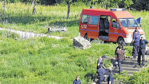 Übung für den Notfall: Auch Sandsäcke füllen und abtransportieren gehörte zu der Übung auf dem Pionierübungsplatz in Nordheim am Main, an der sich am Samstag 130 Wehrleute aus dem Landkreis Bad Kissingen beteiligten.Foto: Walter Braun