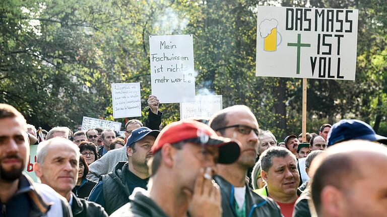 Bei der Demonstration im Oktober in Würzburg drückten die Landwirte ihren Unmut mit Schildern und Transparenten aus.