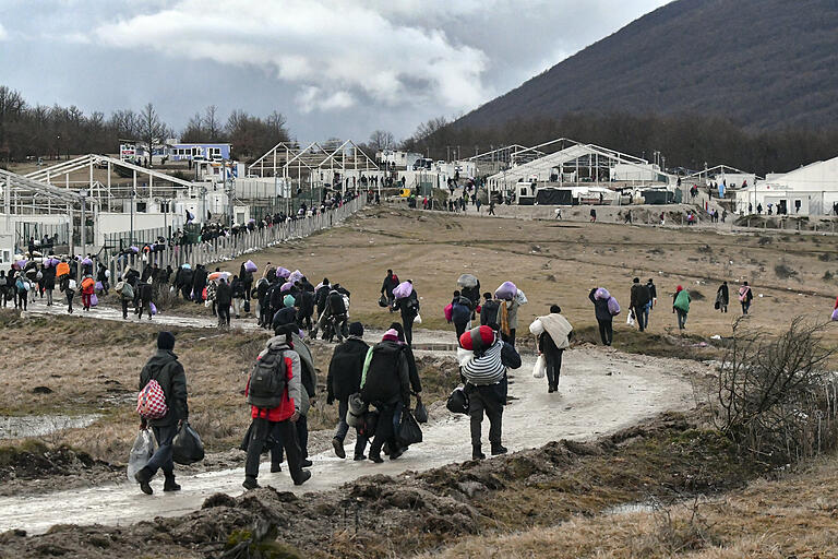 30. Dezember in Bosnien-Herzegowina:&nbsp; Migranten gehen mit ihren Habseligkeiten zurück zum geräumten Lager Lipa.&nbsp;