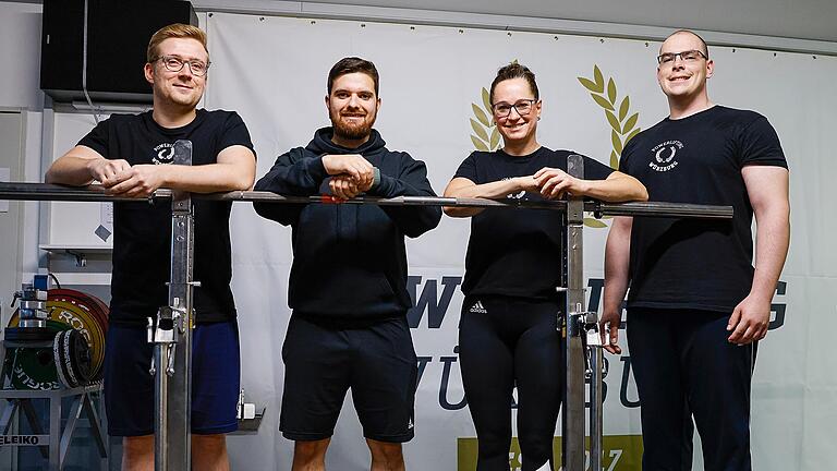 Sind der Vorstand von Powerlifting Würzburg: Chris Neubauer (zweiter Vorsitzender), Daniel Härter (erster Vorsitzender), Verena Rehagel (dritte Vorsitzende) und Pascal Behrendt (Öffentlichkeitsarbeit).