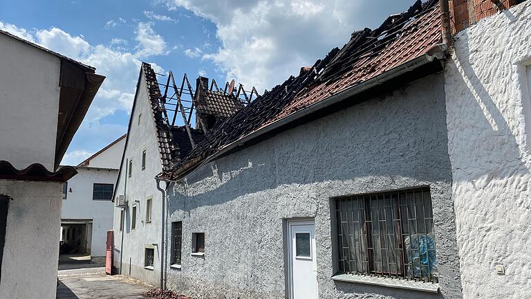 Im Nebengebäude des Wohnhauses von Stadt- und Kreisrat Uwe Hartmann in Etwashausen ist das Kitzinger Büro der Bayernpartei untergebracht. Dort nahm das Feuer am Samstagvormittag vermutlich seinen Anfang.