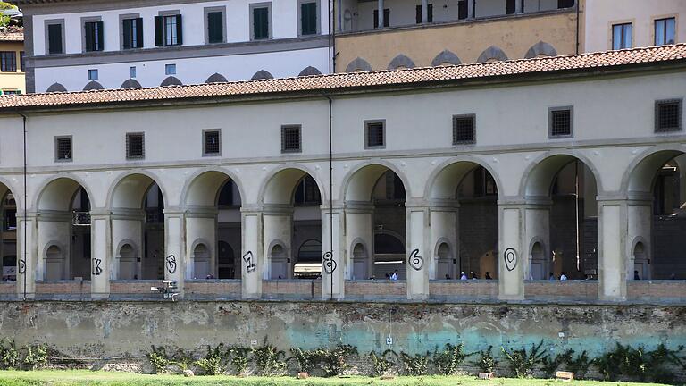 Säulen des berühmten Vasari-Korridor in Florenz beschmiert.jpeg - Personen haben in der Nacht zu Mittwoch auf die Säulen des berühmten Vasari-Korridors gemalt. Säulen des berühmten Vasari-Korridor in Florenz beschmiert.jpeg - Personen haben in der Nacht zu Mittwoch auf die Säulen des berühmten Vasari-Korridors gemalt.