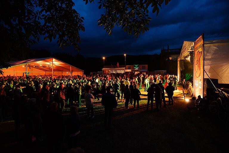 Ein 'Mekka für Line-Dance-Gruppen in der Region' ist das Countryfestival in Eichelsdorf. Laut Veranstalter Mario Häpp standen bei der letzten Veranstaltung bis zu 500 Tänzerinnen und Tänzer auf dem Tanzboden.