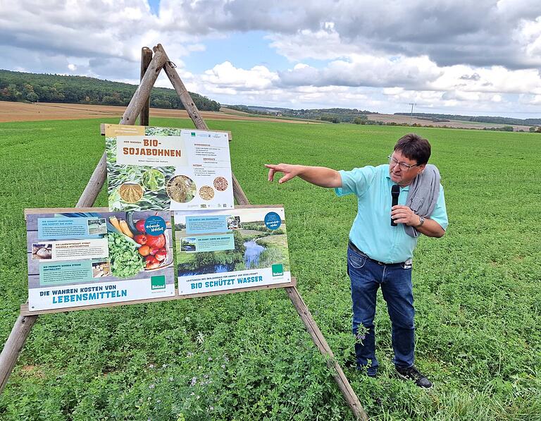 Biolandwirt Johannes Römert erläuterte am von ihm mit dem AELF kreierten Rundweg 'Bio-Landwirtschaft und Wildlebensräume', was dort auf den Feldern wächst. Biolandwirt Johannes Römert erläuterte am von ihm mit dem AELF kreierten Rundweg 'Bio-Landwirtschaft und Wildlebensräume', was dort auf den Feldern wächst.