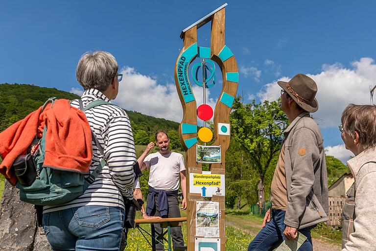 Am Startpunkt des Hexenpfades: Die Tour in Fischbach in der thüringischen Rhön ist ein Abenteuer für Naturliebhabende jeden Alters.&nbsp;