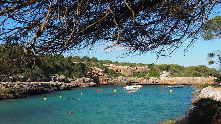 Kaum was los in der Bucht von Cala Sa Nau - so kennt man Mallorca eher nicht. Foto: Andreas Drouve/dpa-tmn       -  Die Bucht von Cala Sa Nau ist ein beliebtes Ausflugsziel - auch weil Abends immer wieder Beachpartys stattfinden.