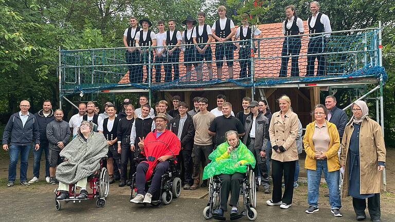 Mit großer Freude und einer gebührenden Richtfestfeier wurde ein neuer Pavillon durch die Josef-Greising-Schule an das Jakob-Riedinger-Haus übergeben.